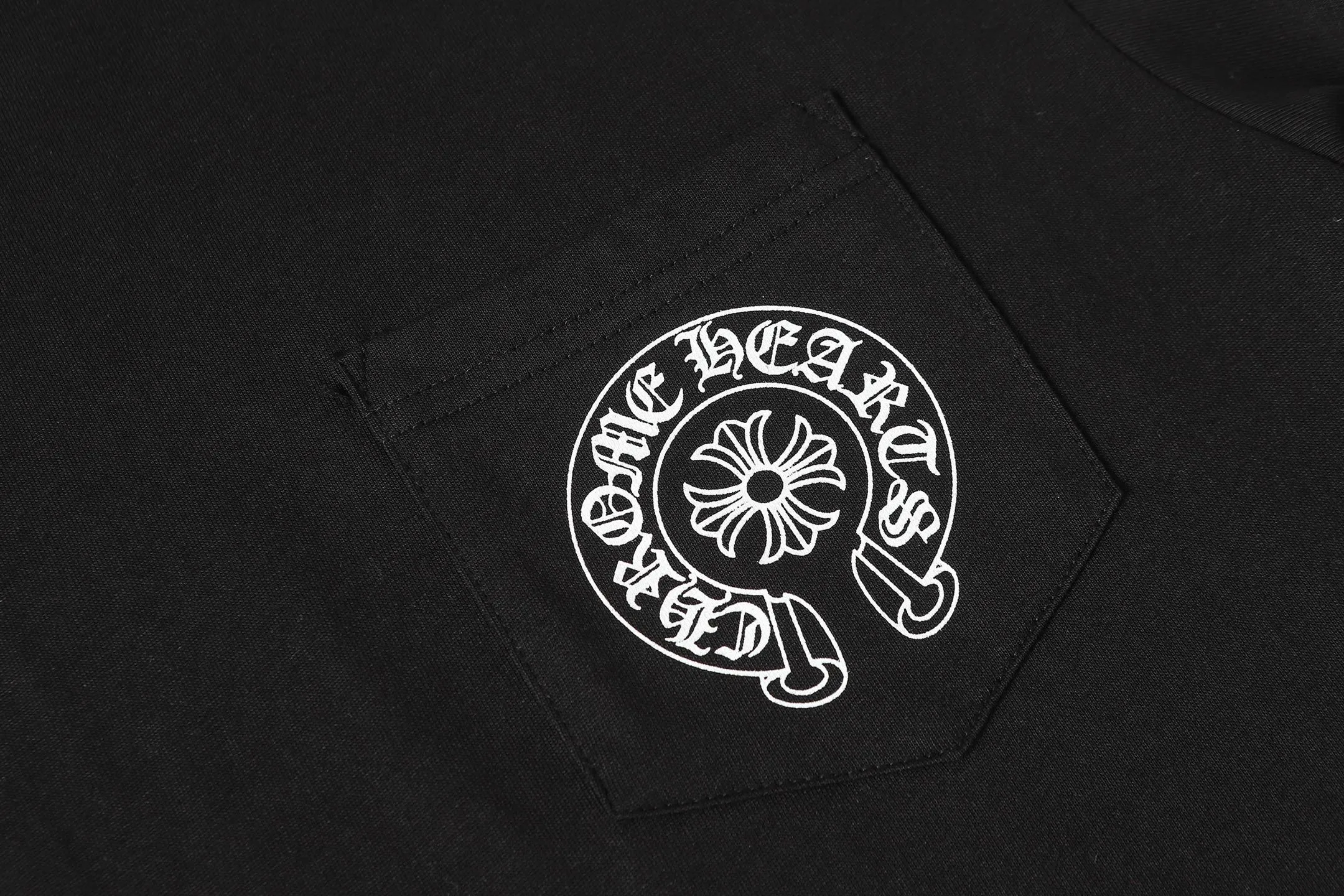 P140 Cross-border model, please do not place an order if you are pursuing quality -Chrome Hearts/Chrome Hearts 24ss classic horseshoe print popular short-sleeved T-shirt -High weight, high density and high quality. The wool is soft, delicate and skin-friendly. It feels soft and silky. It has excellent warmth and skin-friendly properties. -Customized weaving and dyeing, no color difference. No matter the fabric or workmanship details, it beats the ordinary version on the market. -Colour: black white -Size: S M L XL